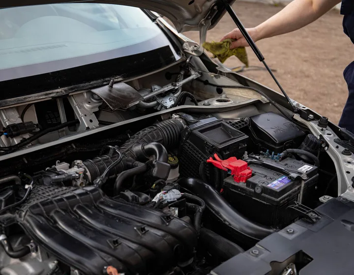 Práce na motorovém prostoru vozidla